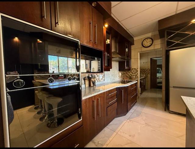 4 BEDROOM HOUSE FOR SALE IN FLORA GARDENS